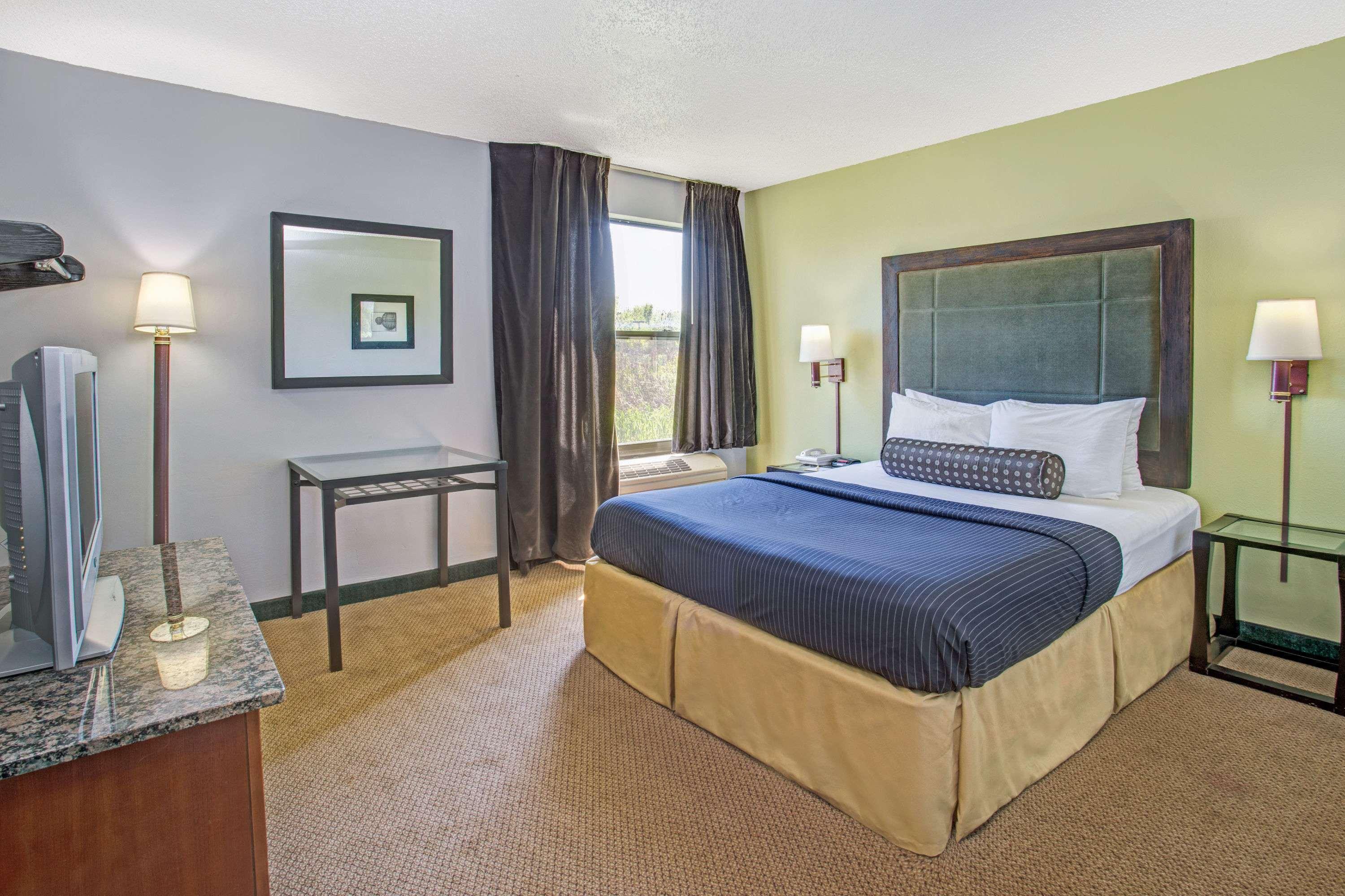 Days Inn By Wyndham Great Lakes Naval Base North Chicago Exterior photo