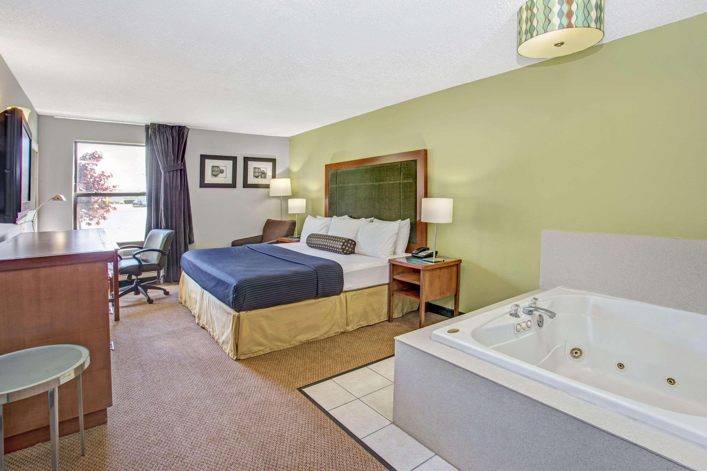 Days Inn By Wyndham Great Lakes Naval Base North Chicago Exterior photo